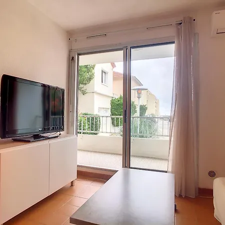 F2 Cabine, Terrasse, Parking, Proximite - Fr-1-715-81 *