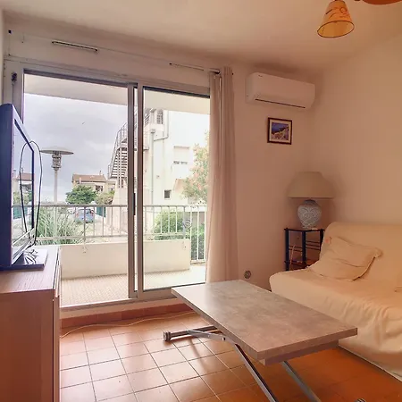 F2 Cabine, Terrasse, Parking, Proximite - Fr-1-715-81 דירה