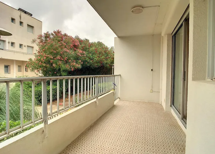 דירה F2 Cabine, Terrasse, Parking, Proximite - Fr-1-715-81 *